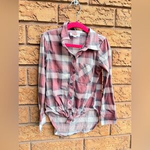 ▪️ 10/$25-‎ Monkey Bars Plaid Button Down Hi-Lo Tie Top